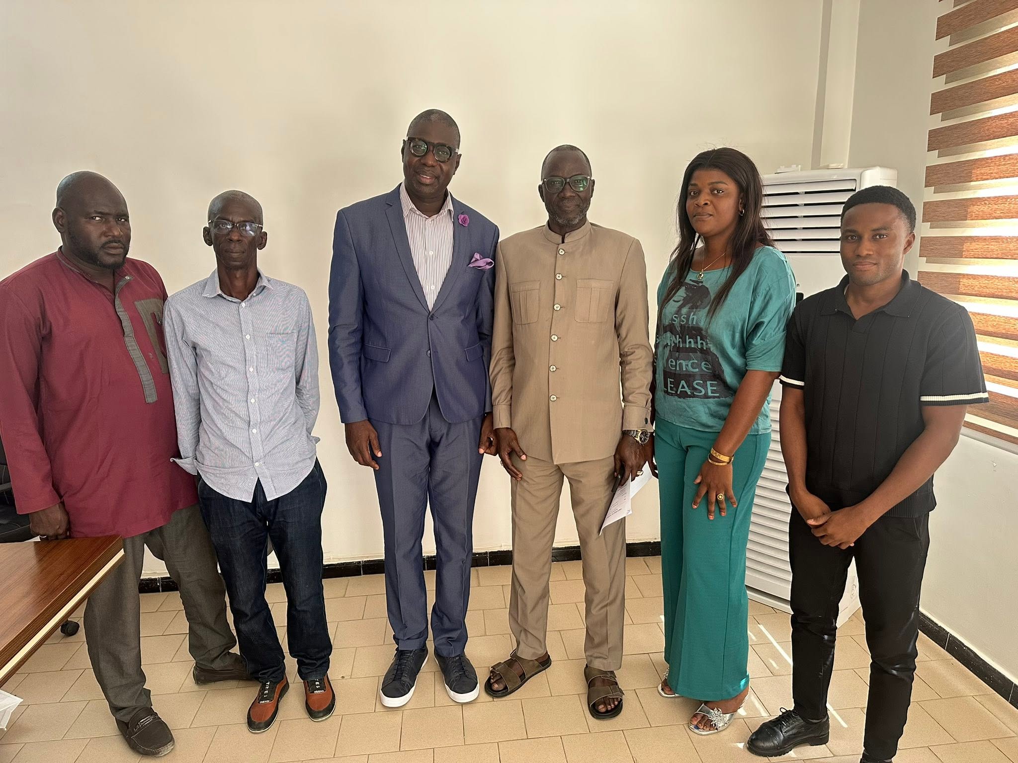 Le maire M. Alioune Tall aux côtés des membres du comité de gestion de l'immeuble Y1D de la Cité Keur Gorgui.