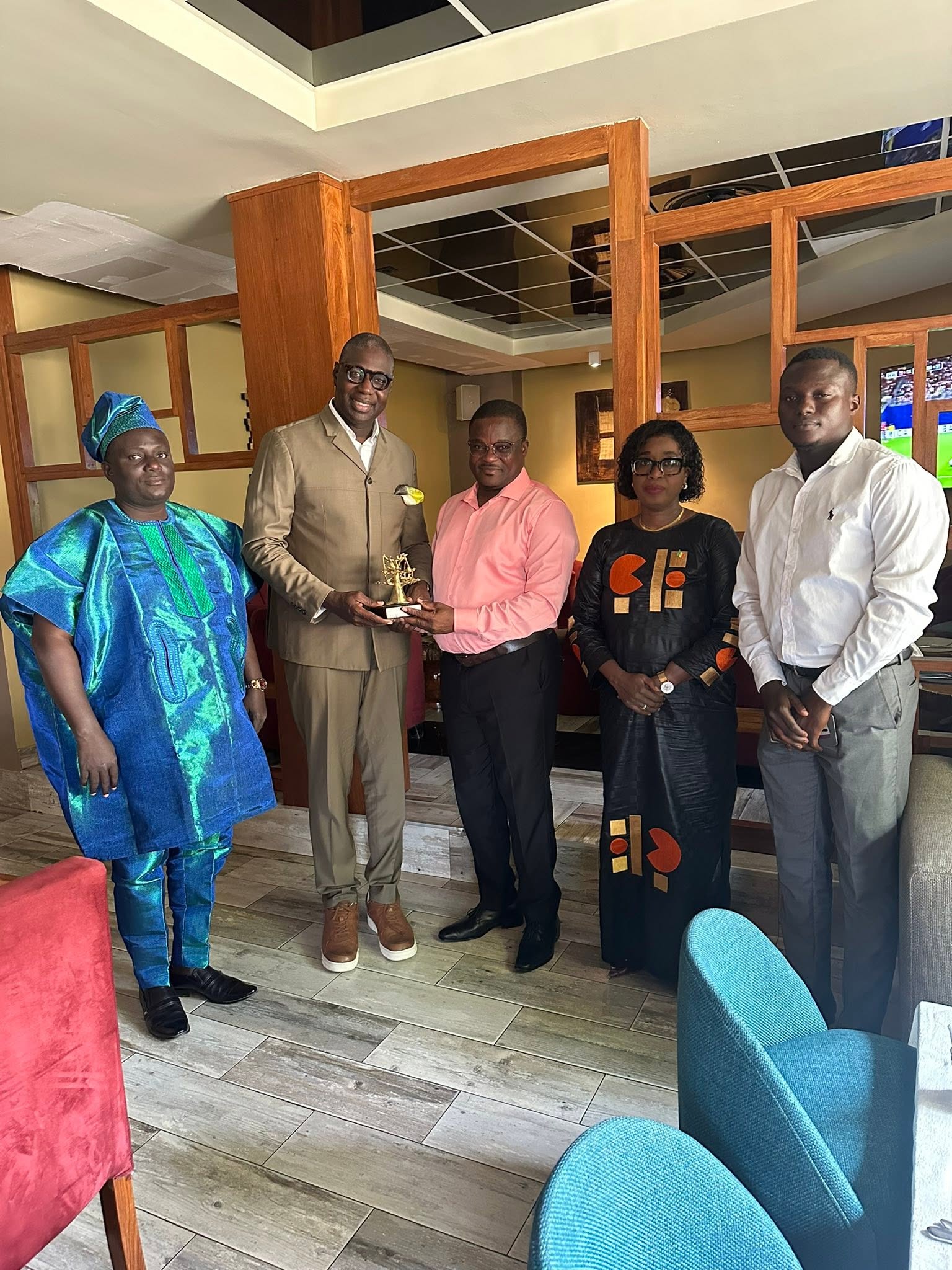 M. Alioune Tall, maire de Mermoz-Sacré-Cœur, remet un baobab en bronze à M. Anselme Aguemon, maire d'Ifangni (Bénin), au restaurant Héritage à Dakar.