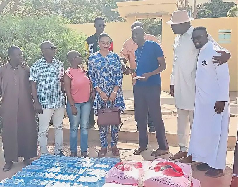 Le maire de Mermoz-Sacré-Cœur, M. Alioune Tall, et sa délégation remettent un lot de denrées alimentaires et une enveloppe au père Bernard, à la paroisse Saint-Pierre des Baobabs.