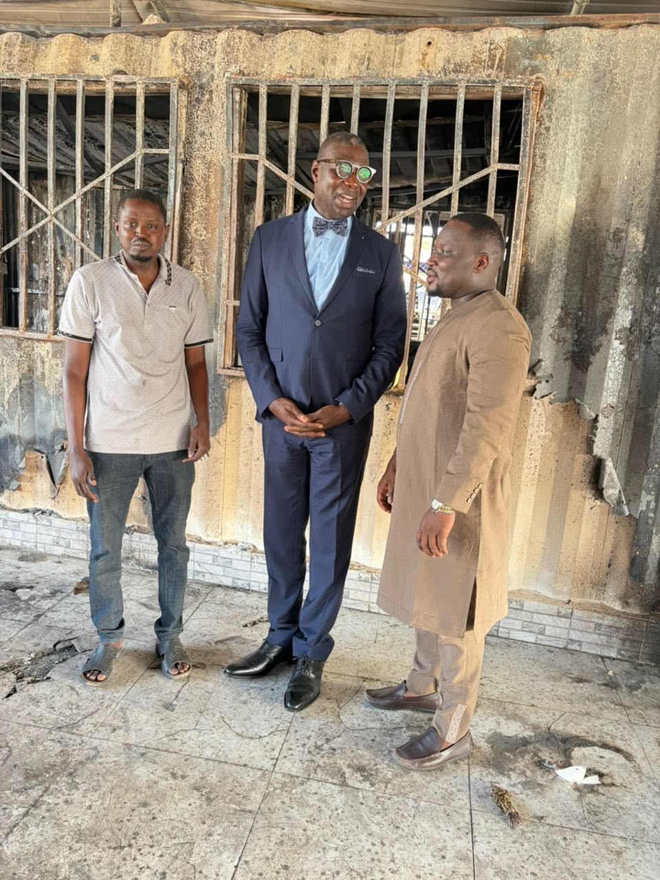 M. Alioune Tall, maire de Mermoz-Sacré-Cœur, aux côtés du gérant du parking devant les installations ravagées par l'incendie à Sacré-Cœur 3 VDN.