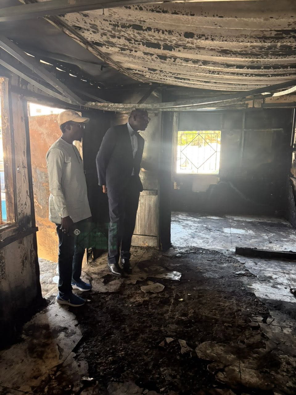 Le maire constate l'ampleur des dégâts à l'intérieur du parking incendié de Sacré-Cœur 3 VDN.